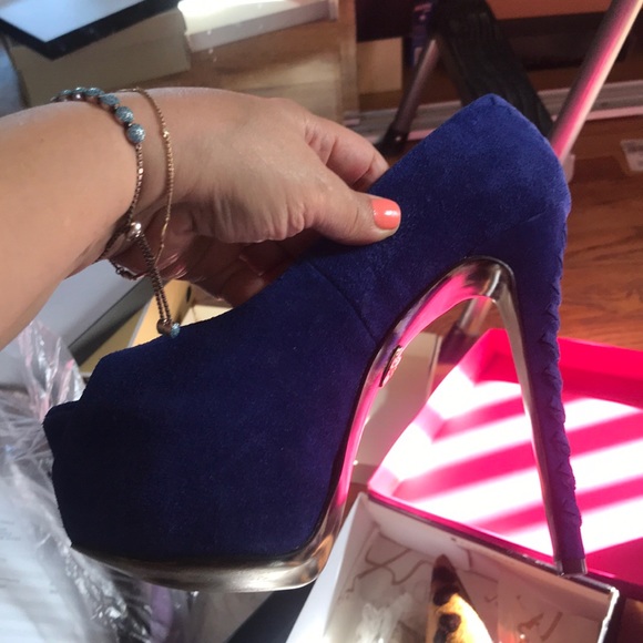 Shoes - Picture 6 of 8